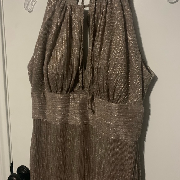 R&M Richards Gold Sleeveless Keyhole Neck Dress Size 6 Women’s Metallic Like New - Picture 3 of 7